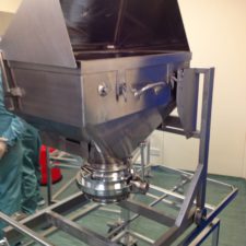 Bung hopper with outfeed